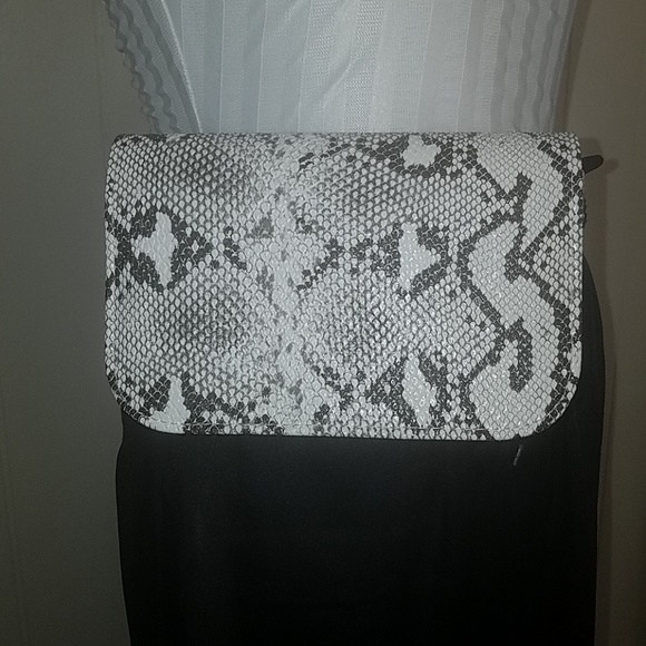 Faux Leather Snakeskin Belt Bag - Picture 4 of 8